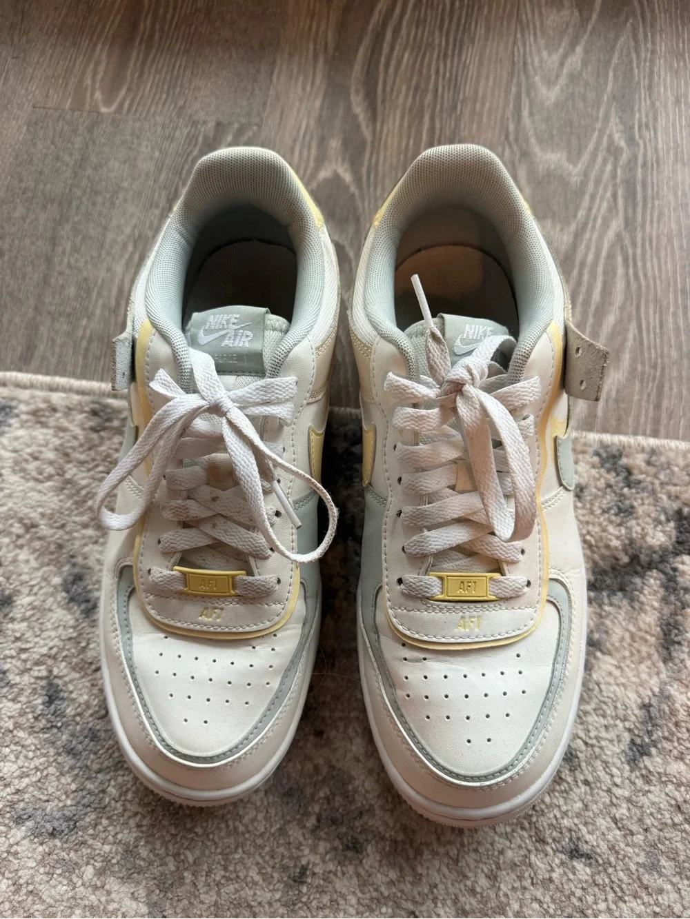 Nike Women’s Low-Top Sneakers in Cream, Pale Yellow and Light Gray